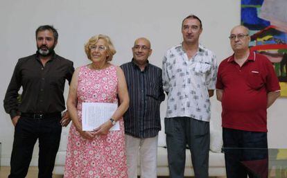 Madrid Mayor Manuela Carmena with representatives from "Yo no me voy", an association of low-rent tenants.