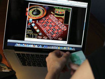 A person places a bet on a casino website.