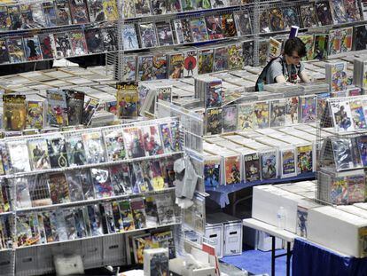 A man searches through thousands of comics at San Diego Comic-Con 2022.