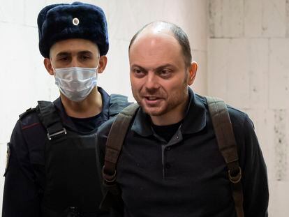Russian opposition activist Vladimir Kara-Murza is escorted to a hearing in a court in Moscow, Russia, February 8, 2023.