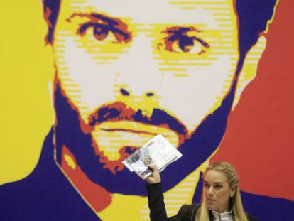 Lilian Tintori, in Madrid in front of a photo of her husband, Leopoldo López.