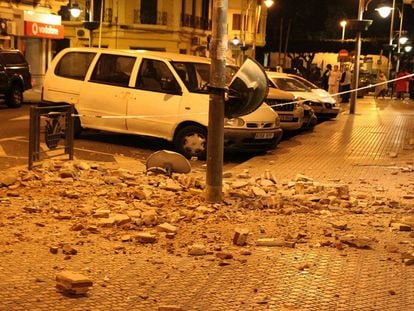 News report on the earthquake damage (Spanish narration).