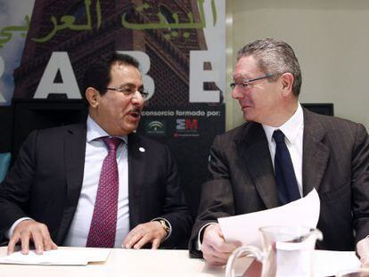 Alberto Ruiz-Gallard&oacute;n with the secretary general of the King Abdullah bin Abdulaziz International Center for Dialogue, Faisal bin Abdul Rahman Al-Muammar, on Thursday. 