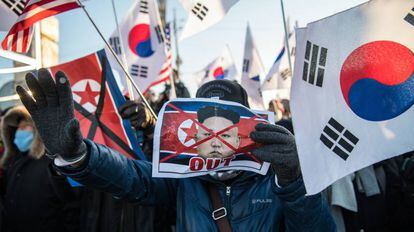 Protesters this Tuesday upon the arrival of the North Korean delegation for the Winter Olympic games in the city of Donghae, South Korea.