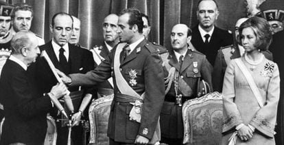 Don Juan Carlos swears to defend the Constitution before Congress speaker Alejandro Rodríguez de Valcárcel on November 22, 1975.