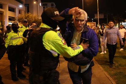 The head of Foreign and Political Affairs of the Mexican Embassy, Roberto Canseco, struggles with police officers to try to prevent the transfer of Jorge Glas.