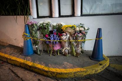 A tribute of flowers at the place where a client of the Bodytech gym was murdered on July 25, in Bogotá.