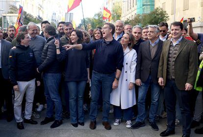 The leader of the Popular Party (PP), Alberto Núñez Feijóo (center) and other PP leaders took part in the demonstration in Madrid.
