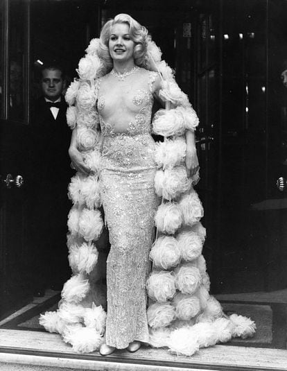 When actress Carroll Baker appeared in a revealing evening gown by Balmain at the 1964 premiere of ‘The Carpetbaggers’ at Piccadilly Circus, she was swamped by fans who tried to break the security cordon.