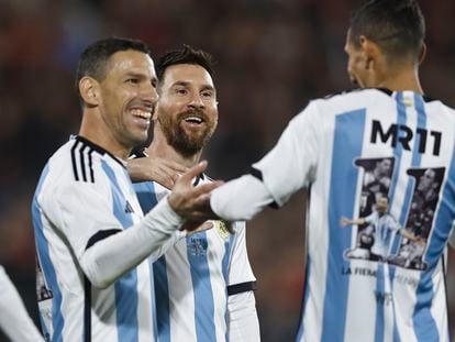 Lionel Messi (c) and Ángel di María (r) with Maxi Rodríguez during his farewell match in Rosario.