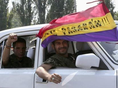Ángel (l) and Rafa pictured in Donetsk flying a Republican flag.