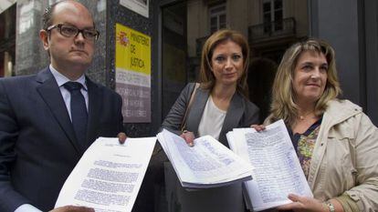 Loreto Dolz, the victim's sister, between the lawyer Agustín Ferrer and the head of Stop Accidentes, Ana Novella, showing a petition againt the pardon.