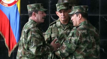 Generals Juan Pablo Rodriguez (r) and Jaime Lasprilla (c), who are named in HRW report.