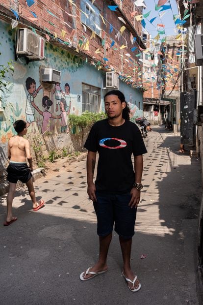 “The police are our main problem. They are always heavily armed, and people are scared. The favela is always the last place politicians pay attention to. They only come here to get votes.” 
Marcos Vinicius Medeiros (19-year-old children’s day care center assistant).
