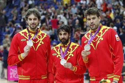 Pau Gasol, Juan Carlos Navarro and Marc Gasol show their silver medals after Spain&rsquo;s 107-100 loss to USA. 