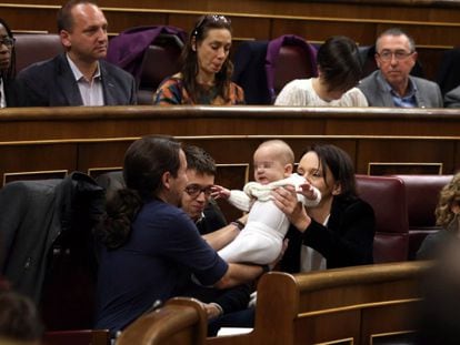 Podemos politician Carolina Bescansa with her baby in Congress in January.