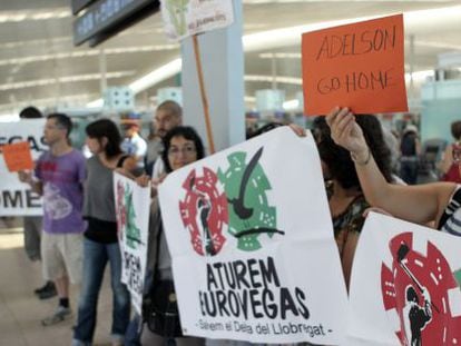 Protestors await the arrival of the Las Vegas Sands delegation in Barcelona airport on Saturday.