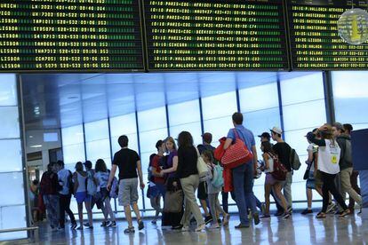 The number of Spaniards registering abroad has been growing year on year since 2009.