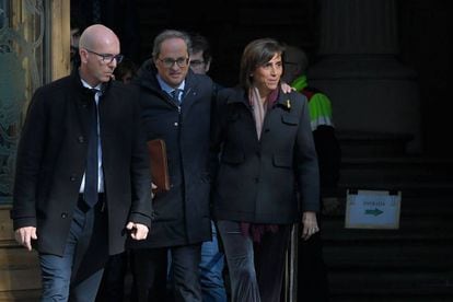 Catalan premier Quim Torra (C) leaves the courthouse in Barcelona on Monday.