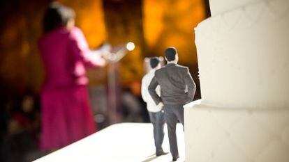 The figurines on Jesús and Daniel’s wedding cake were 3D reproductions of the couple.