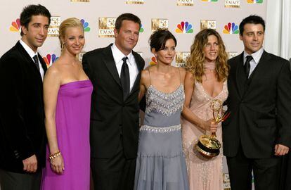 David Schwimmer, Lisa Kudrow, Matthew Perry, Courteney Cox, Jennifer Aniston y Matt LeBlanc, en septiembre de 2002, en los premios Emmy celebrados en Los Ángeles, California. Ese año ganó los de Mejor comedia y Mejor actriz, que se llevó Jennifer Aniston.