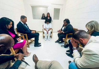 Melissa Lucio (c) at a meeting with Texas lawmakers at  Gatesville Correctional Facility in Texas, on April 6.