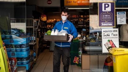 A supermarket employee prepares a home delivery.