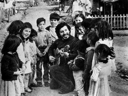 Chilean folksinger Víctor Jara, in an undated photograph provided by the foundation that bears his name.
