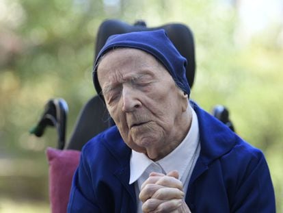 This file photo taken on February 10, 2021 shows Sister Andre, Lucile Randon in the registry of birth and born on February 11, 1904, praying in a wheelchair, on the eve of her 117th birthday in Toulon, southern France.