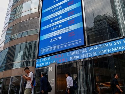 A screen shows the evolution of the main index of the Chinese stock market, in Hong Kong, on August 18.