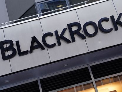 The BlackRock logo is pictured outside their headquarters in the Manhattan borough of New York City, New York, on May 25, 2021.