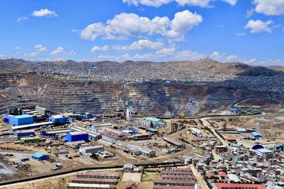 A view of the town of Cerro de Pasco with its open mining pit.