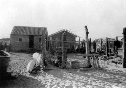 Camp de la Bota shantytown. Reproduction of the exhibition "Els barris mariners de Barcelona 1900-1950" catalogue.