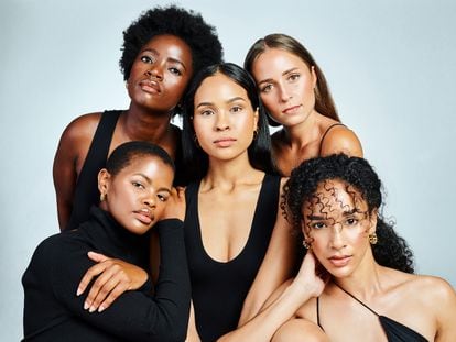A group of models made to look as natural as possible, following the glow skin trend.