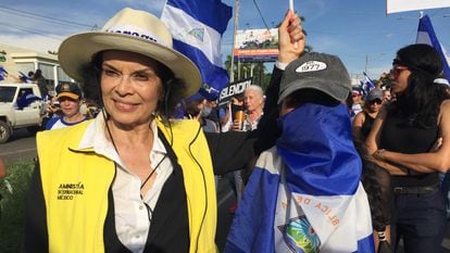 Bianca Jagger participates in a demonstration wearing an Amnesty International Mexico vest.