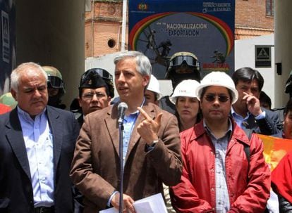 Bolivian Vice President &Aacute;lvaro Garc&iacute;a Linera (c), with Economy Minister Luis Arce (r), and Energy Minister Juan Jos&eacute; Sosa (l), outside the offices of Electropaz, one of the four expropriated companies.