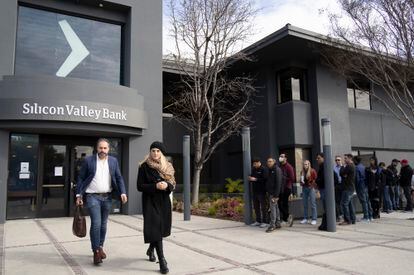 Customers lining up outside Silicon Valley Bank headquarters, on March 13 in Santa Clara (California).
