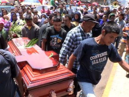 Relatives last month bury a victim of a skirmish between residents in Michoac&aacute;n state.