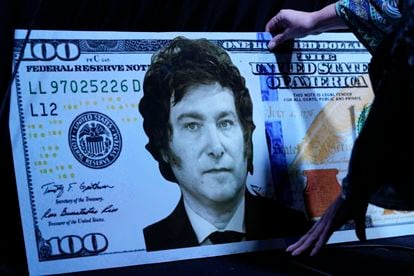  A poster showing an American hundred-dollar bill, with Javier Milei’s face photoshopped over Benjamin Franklin.
