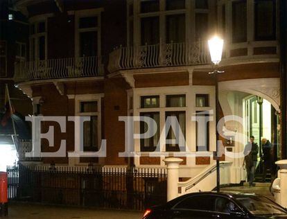 Soler and Grinyó leaving the Ecuadorian embassy in London on November 9.