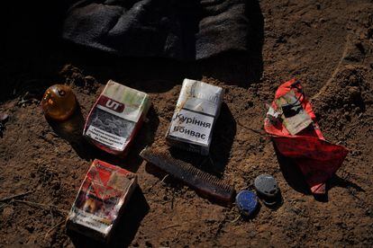Tobacco, a comb and a facemask, among the belongings found in the clothes of a corpse on March 2.