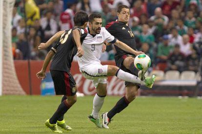 Manchester United&#039;s Javier Hernandez of Mexico (right) fights for the ball with the USA&#039;s H&eacute;rcules G&oacute;mez in the Azteca stadium.   