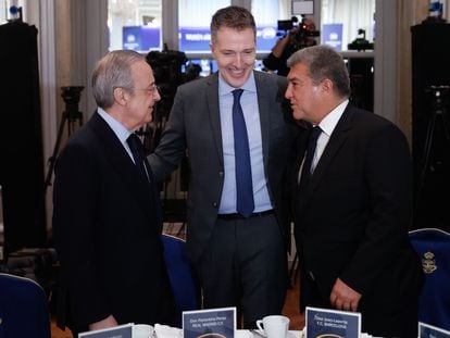 (Left to right): Florentino Pérez, Bernd Reichart, CEO of A22 Sports Management, and Joan Laporta, during an informative breakfast on the Super League held on December 16 in Madrid.