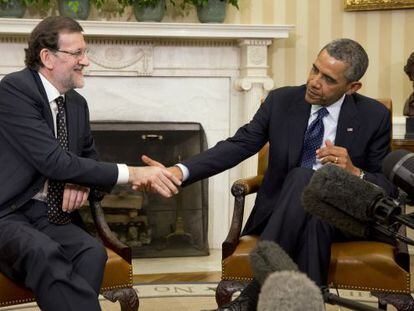 Spanish Prime Minister Mariano Rajoy (l) shakes hands with President Barack Obama during their meeting in the Oval Office of the White House in Washington, Monday.