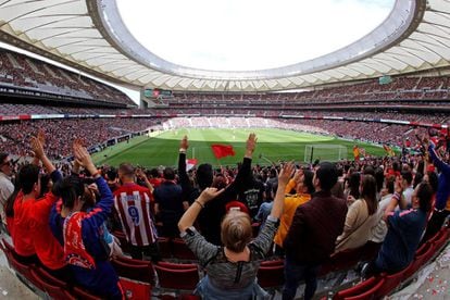 Fans in the stands of the Wanda Metropolitano Stadium during the match between Atlético and Barcelona.