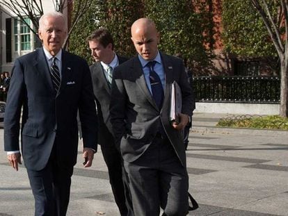 US President Joe Biden (l) with Juan González, his senior adviser for Latin America.