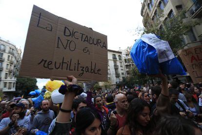 Protesters organize a demonstration called ”Picnic for the Republic” in Barcelona on Saturday. In this photo, a protester holds a sign with the message: “The dictatorship is not reusable.”