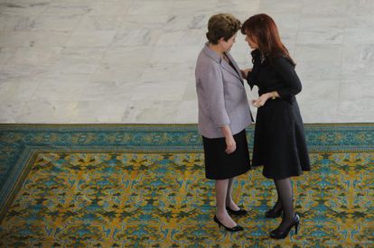 Brazilian President Dilma Rousseff and Argentina&#039;s Cristina Fern&aacute;ndez de Kirchner meet last December in Brasilia.