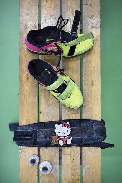 Lydia Valentín’s sports shoes and the belt decorated with Hello Kitty.