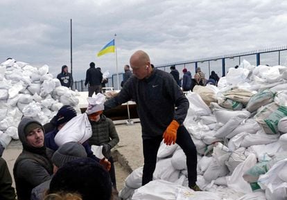 Volunteers filling sandbags to build barricades in Odessa on Sunday.